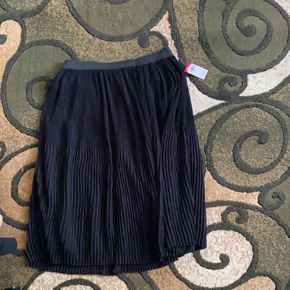 Black mid skirt